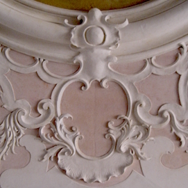 Ricreazione stucco con motivi floreali